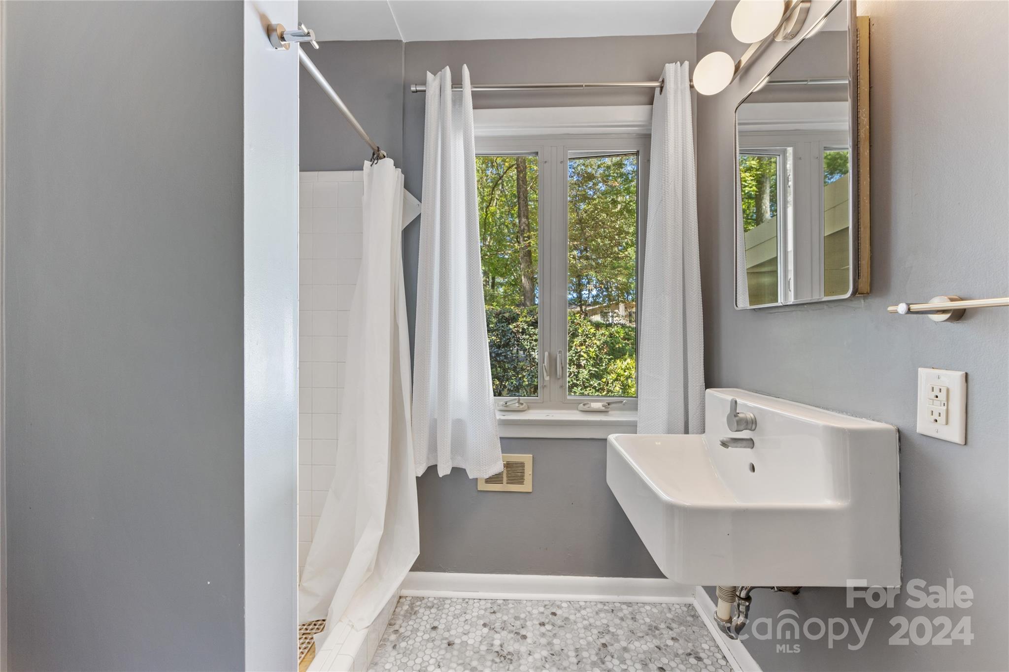 5601 Riviere Drive Charlotte, NC 28211 - Photo 27 of 38 a bathroom with a bathtub and shower