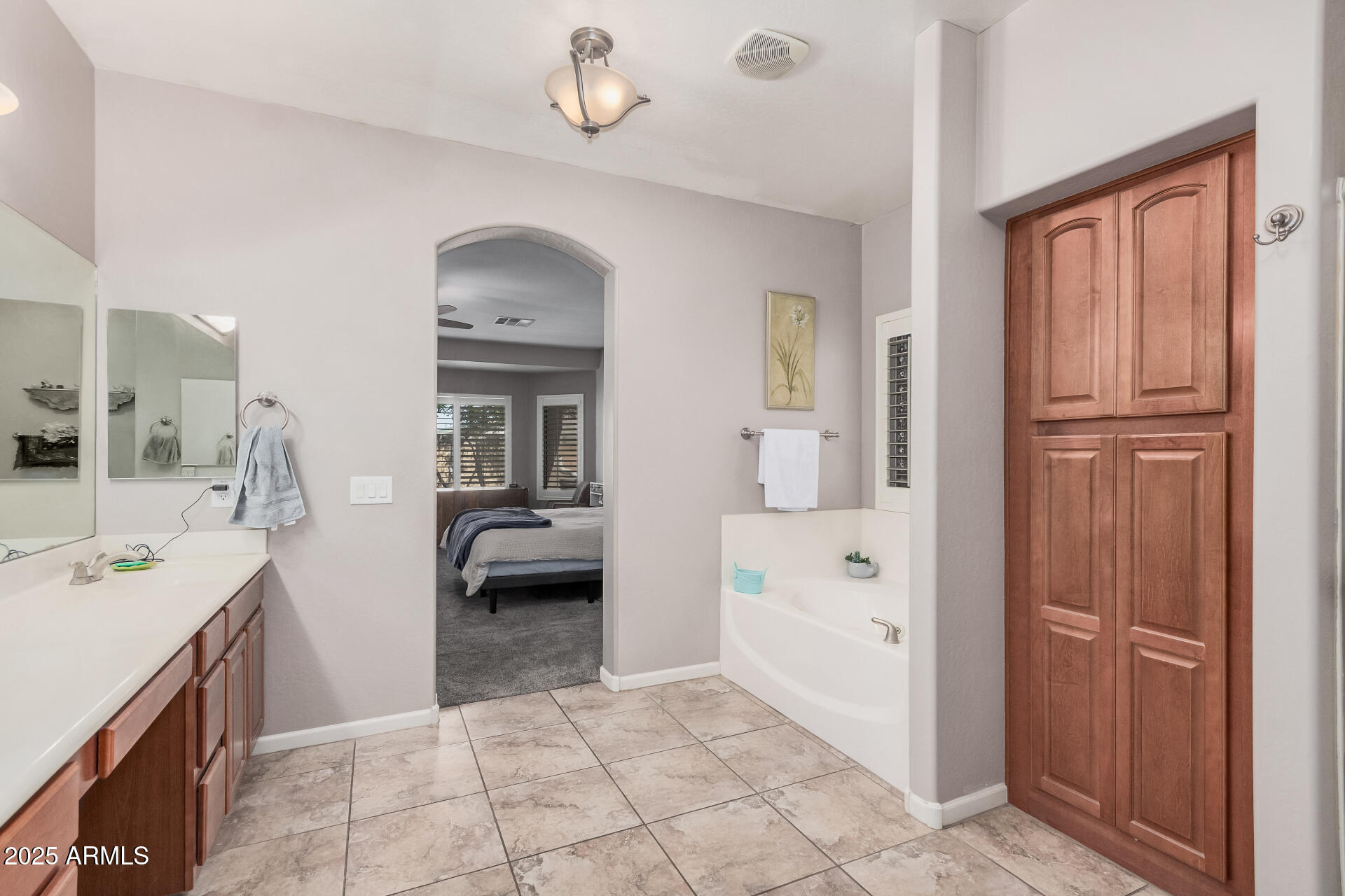 108 East Ridgeview Trail Casa Grande, AZ 85122 - Photo 17 of 34 a en suite bathroom with a sink a mirror and a bathtub