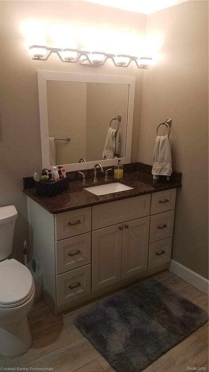 10095 Gibbs Road Clarkston, MI 48348 - Photo 27 of 44 Full bath in main hallway by bedrooms