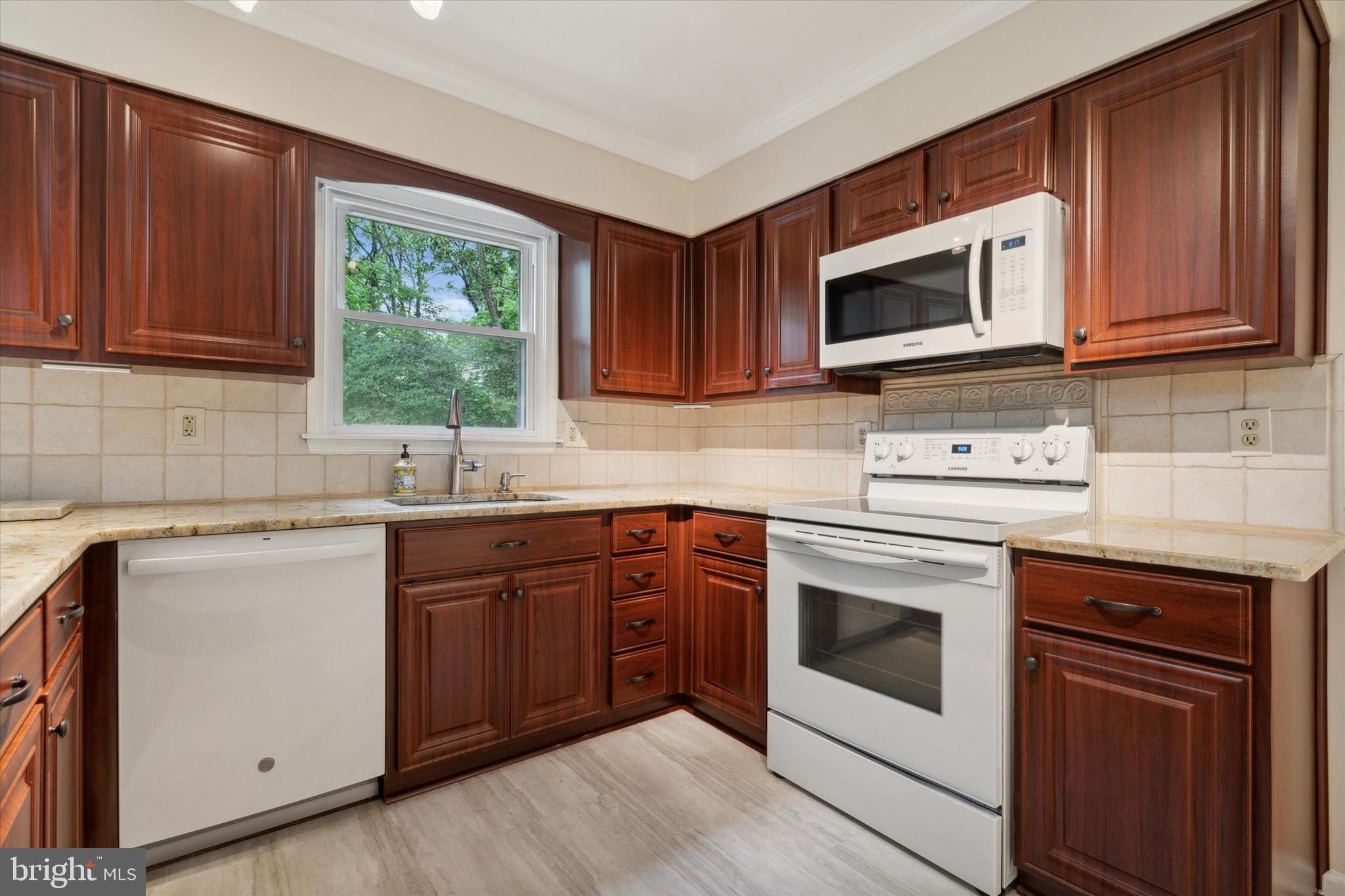 1260 Holly Road Warrington, PA 18976 - Photo 17 of 57 Kitchen