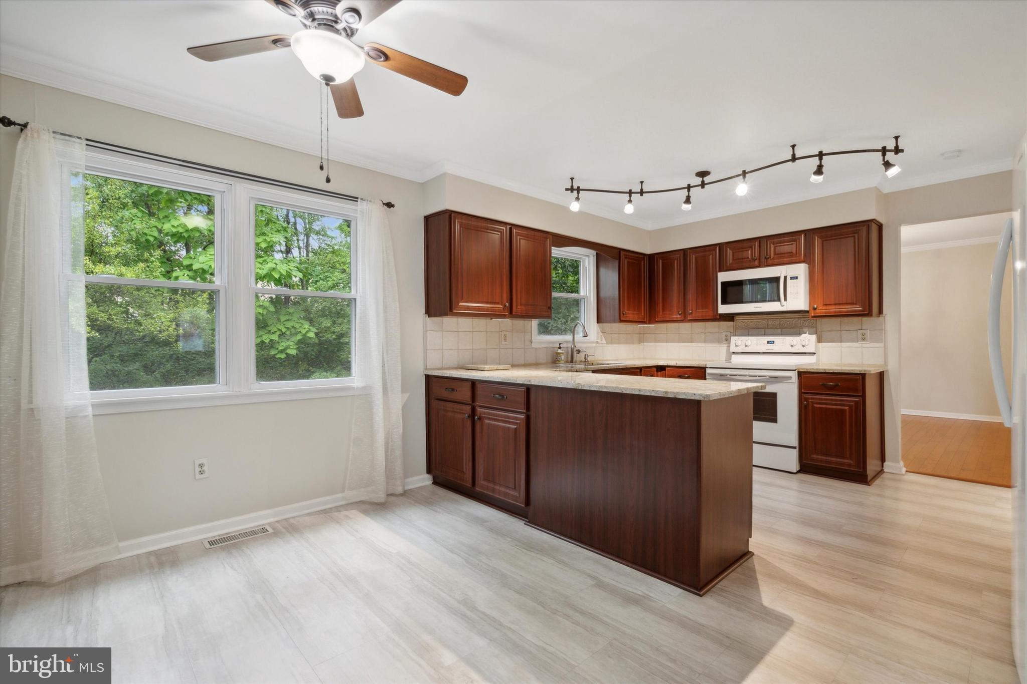 1260 Holly Road Warrington, PA 18976 - Photo 18 of 57 Kitchen with breakfast area