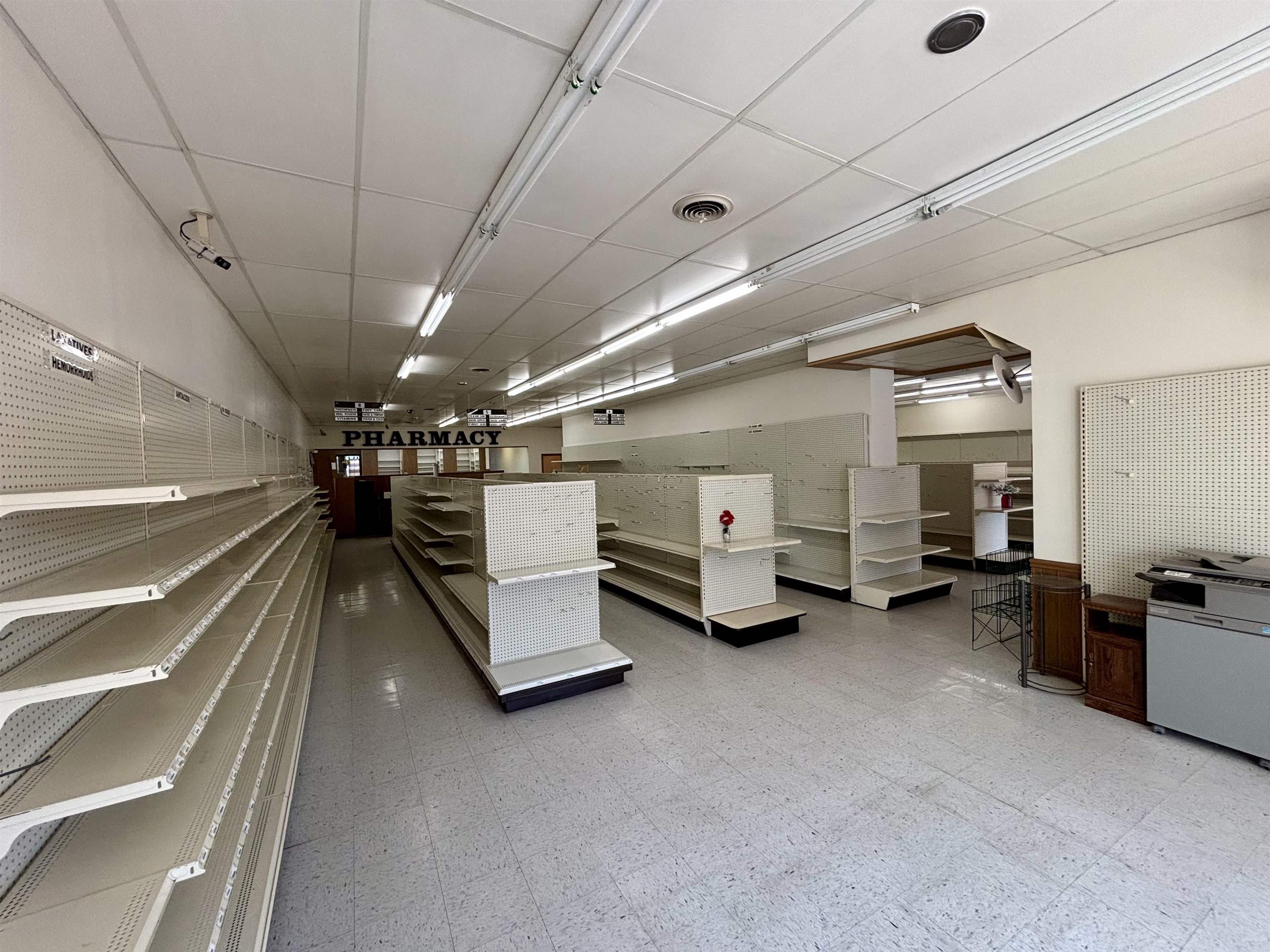 101 West Market Street Mount Carroll, IL 61053 - Photo 7 of 26 a view of a studio with furniture