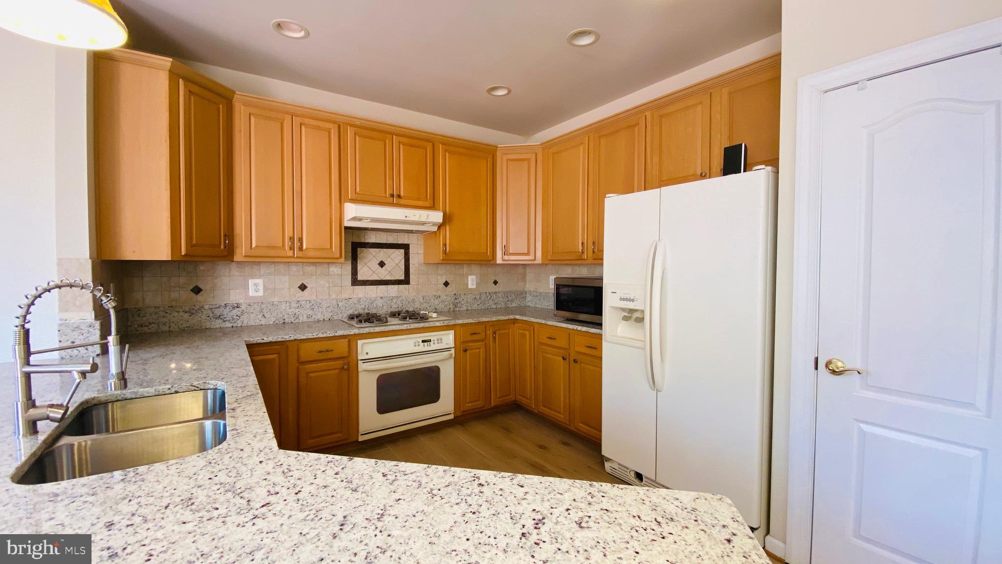 8853 Modano Place Fairfax, VA 22031 - Photo 14 of 32 Kitchen with brand new granite counter tops