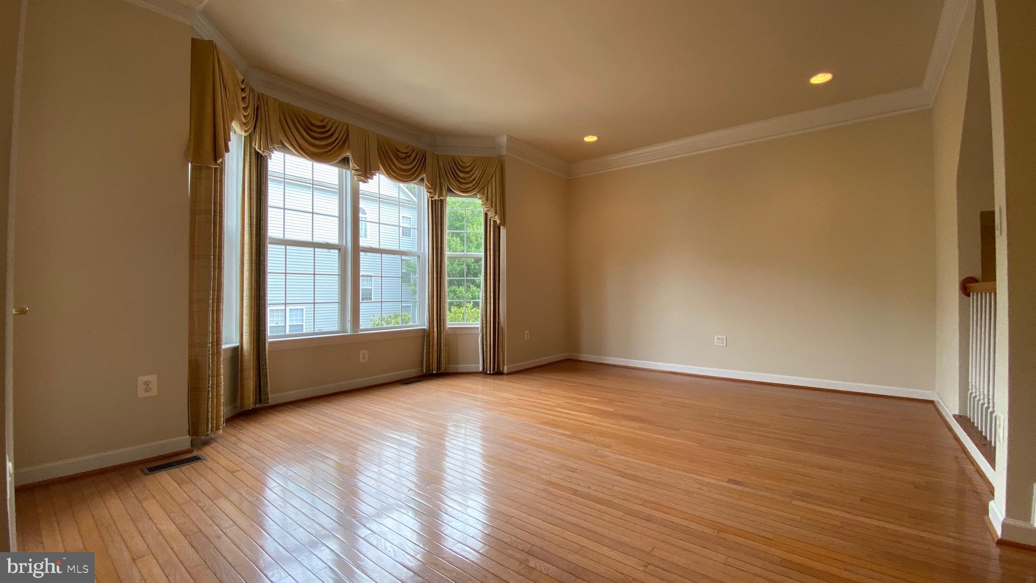 8853 Modano Place Fairfax, VA 22031 - Photo 2 of 32 Living room