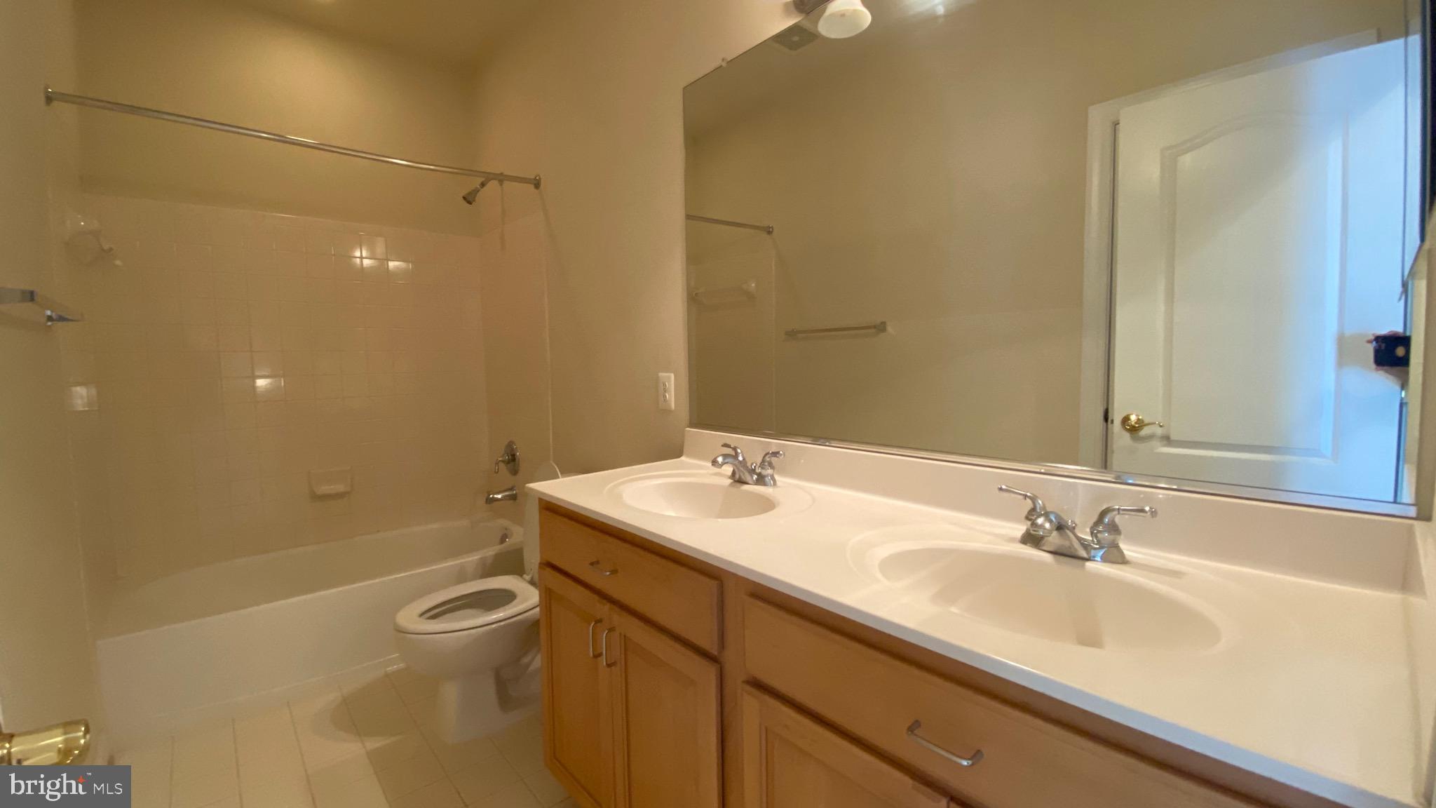 8853 Modano Place Fairfax, VA 22031 - Photo 25 of 32 Upper hall bath