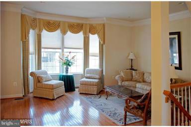 8853 Modano Place Fairfax, VA 22031 - Photo 3 of 32 Living Room with furniture