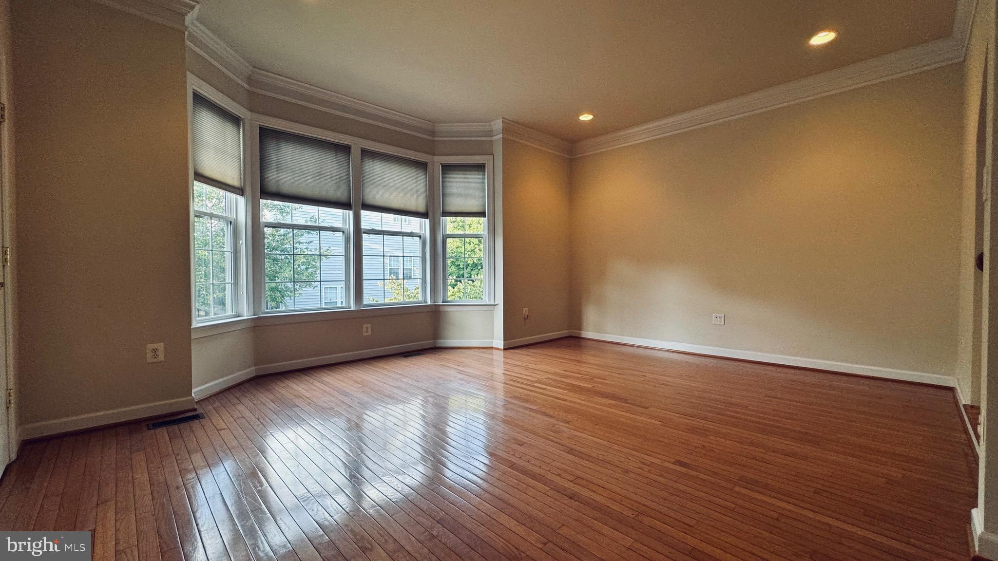 8853 Modano Place Fairfax, VA 22031 - Photo 4 of 32