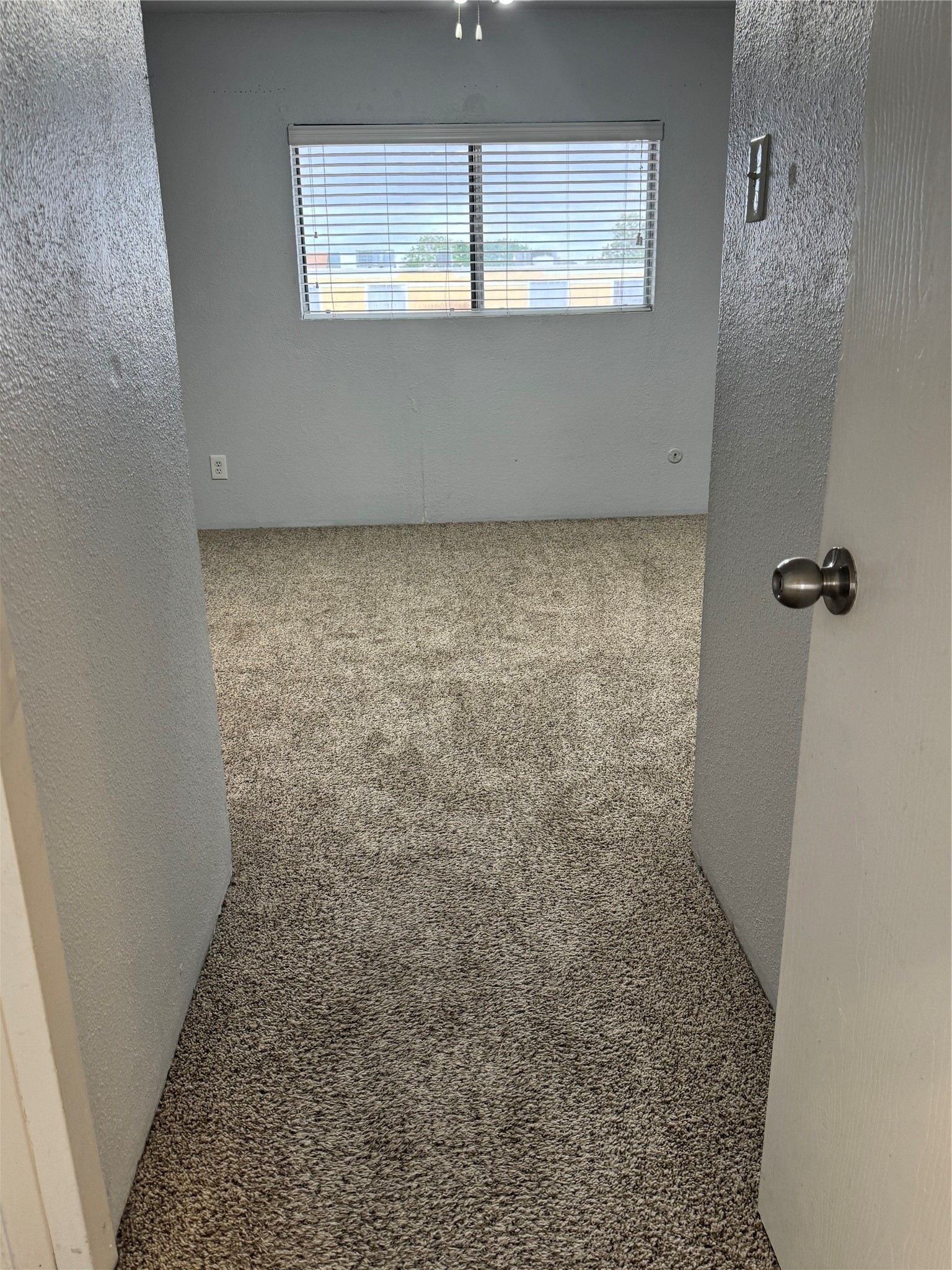 4747 Allendale Road, Unit 38 Houston, TX 77017 - Photo 8 of 15 en empty room with window