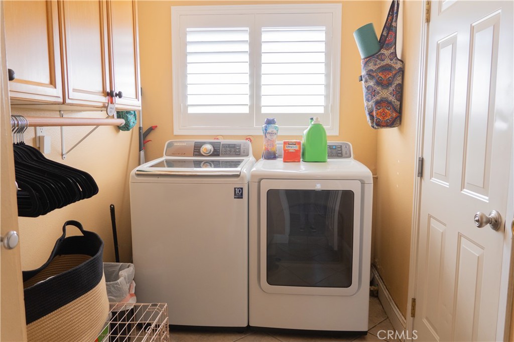 2122 Trafalgar Avenue Riverside, CA 92506 - Photo 12 of 18 a utility room with a window dryer and washer