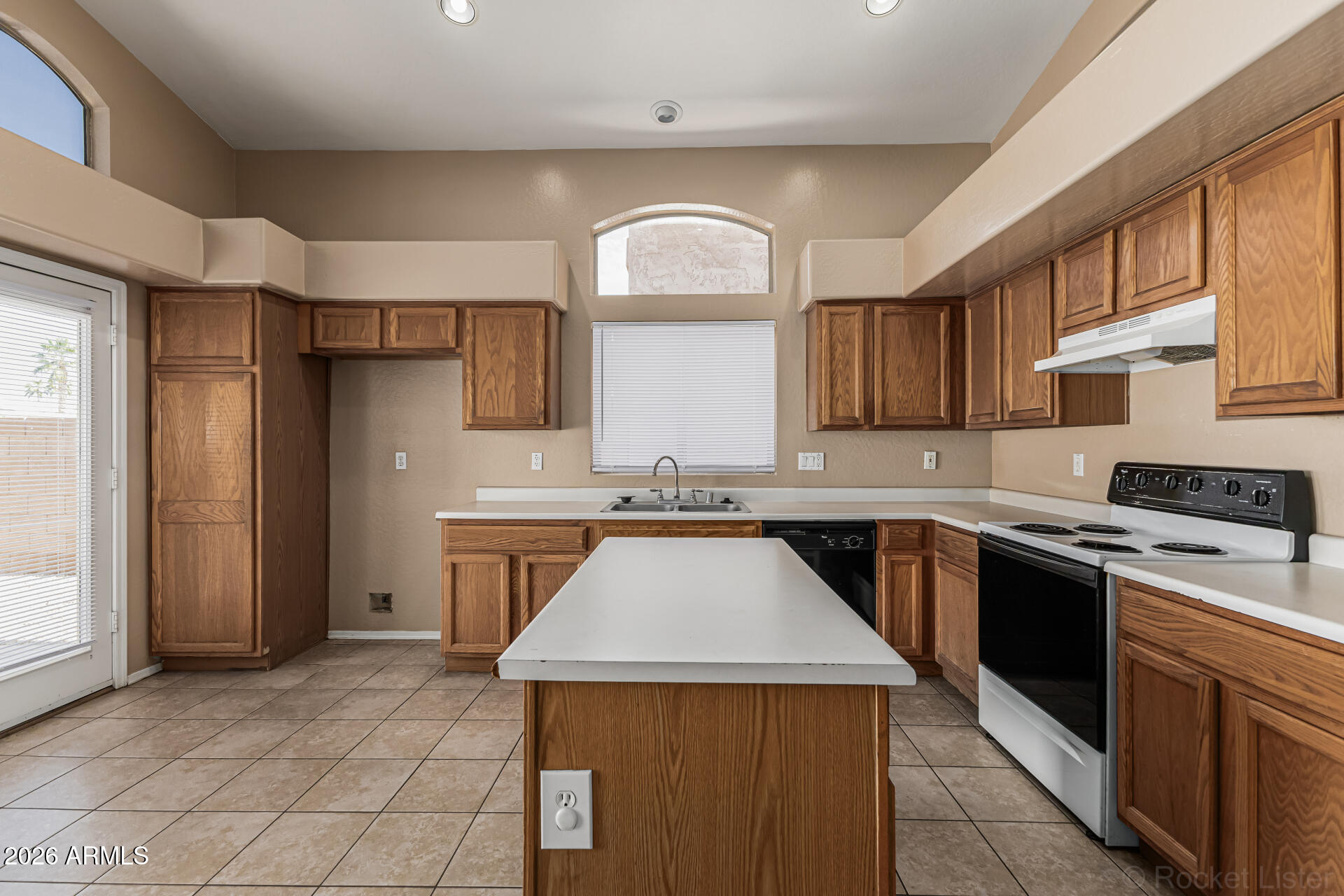 10640 West Coronado Road Avondale, AZ 85392 - Photo 4 of 26 KITCHEN