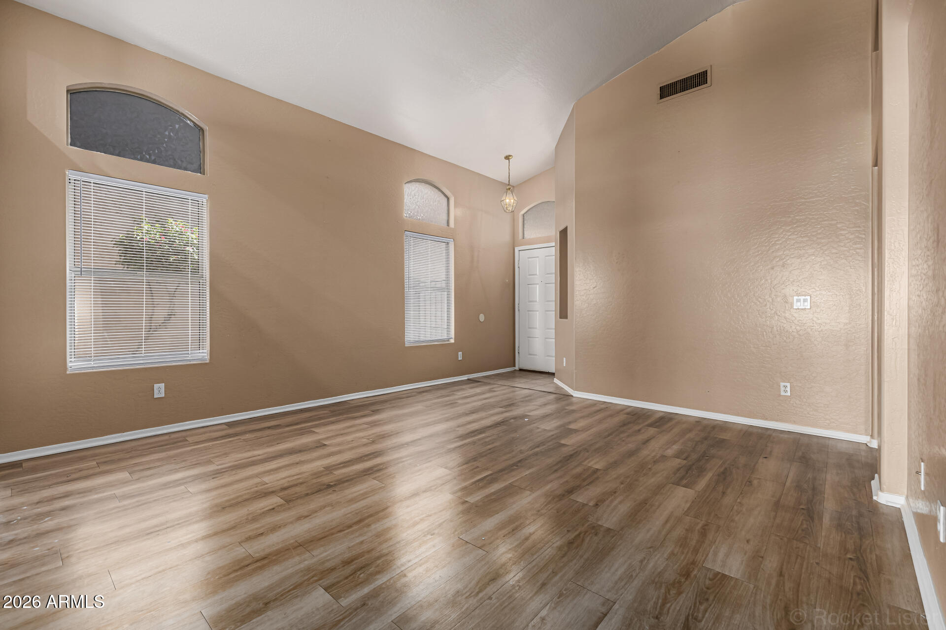 10640 West Coronado Road Avondale, AZ 85392 - Photo 6 of 26 LIVING ROOM