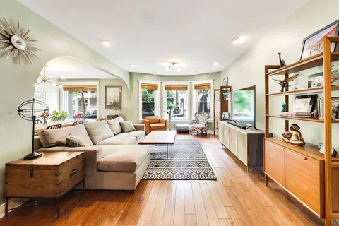 $639,000 | 843 West Grace Street, Unit 1E, Chicago, IL 60613