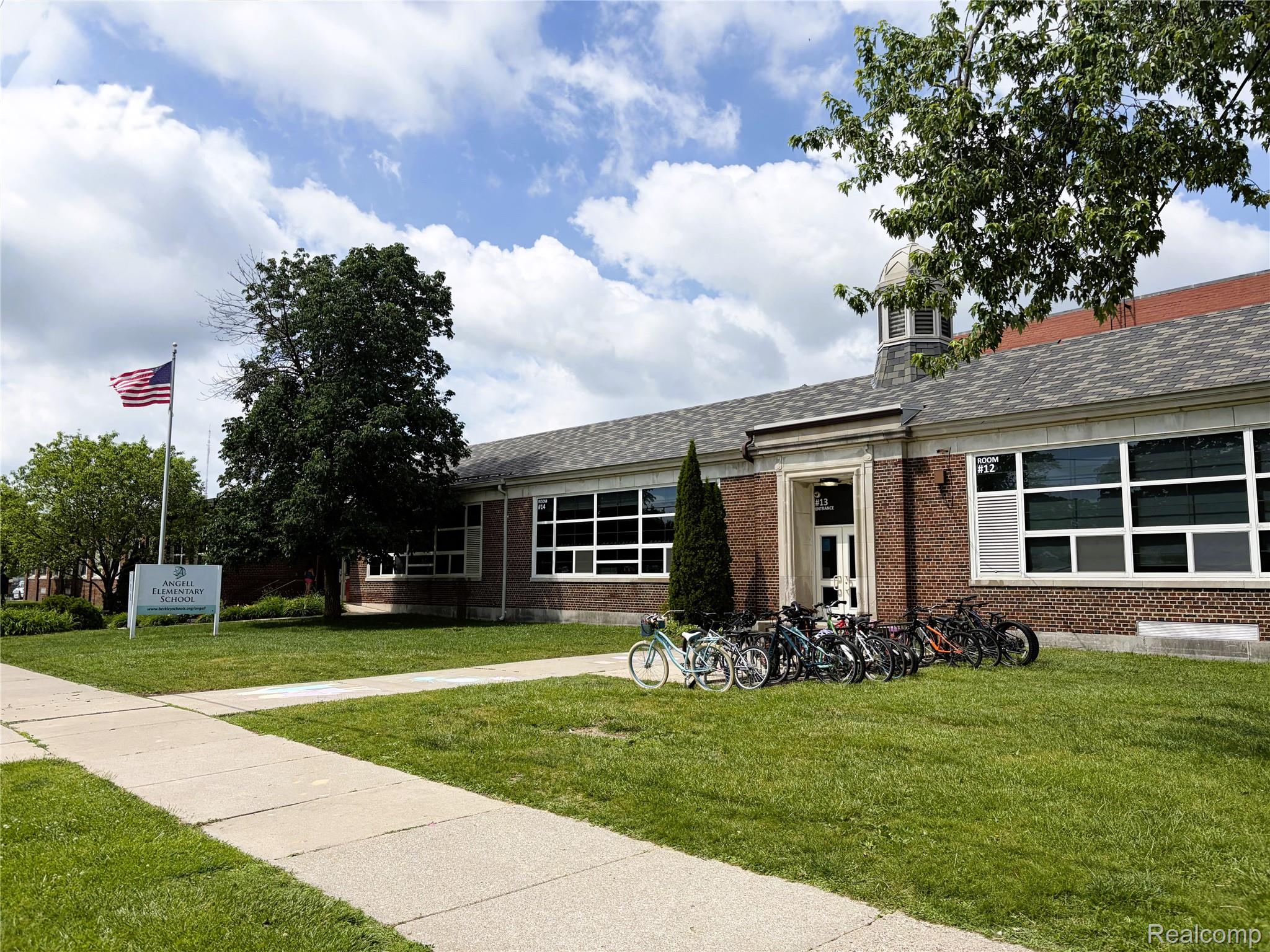 2330 Wiltshire Road Berkley, MI 48072 - Photo 20 of 24 IMG_3225 (1).jpeg