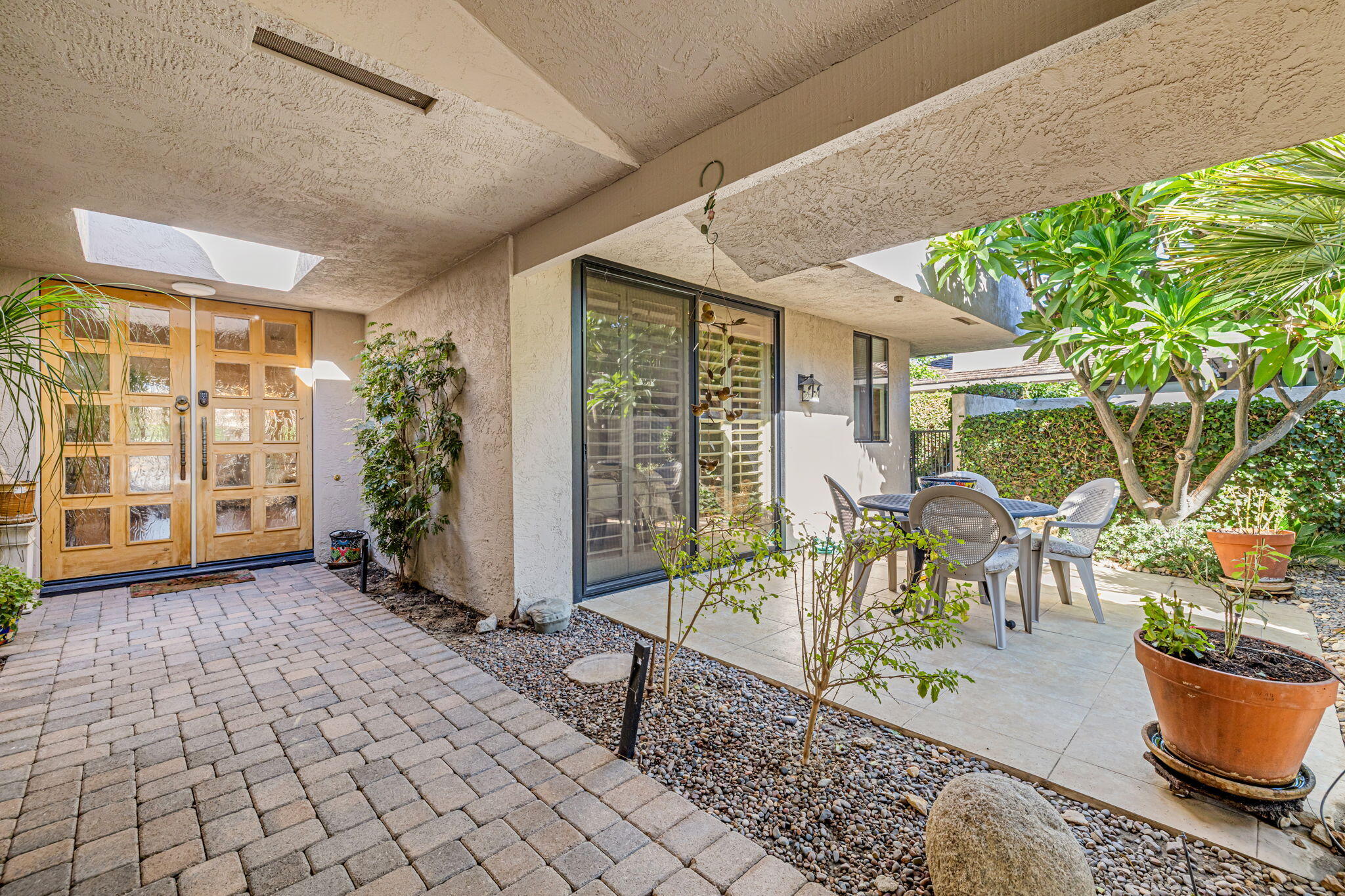 10 Whittier Court Rancho Mirage, CA 92270 - Photo 4 of 62 a view of a patio with table and chairs and potted plants