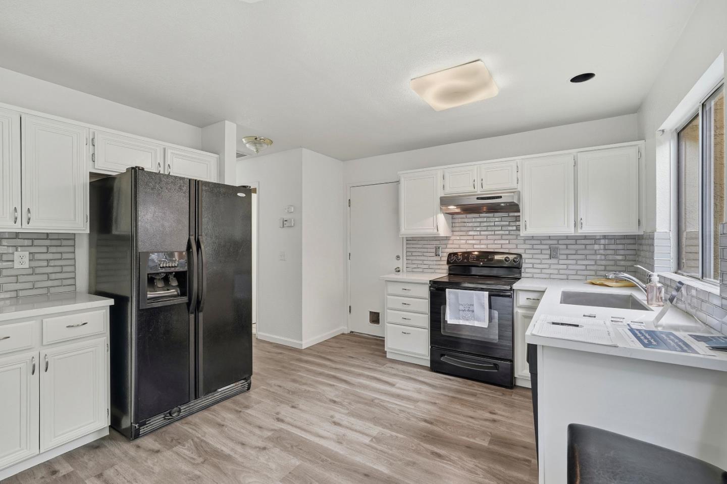 521 Leamon Street Tracy, CA 95376 - Photo 17 of 31 a kitchen with a refrigerator stove and sink