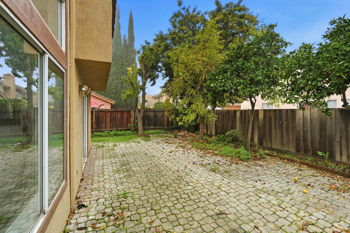521 Leamon Street Tracy, CA 95376 - Photo 26 of 31 a backyard of a house with lots of green space