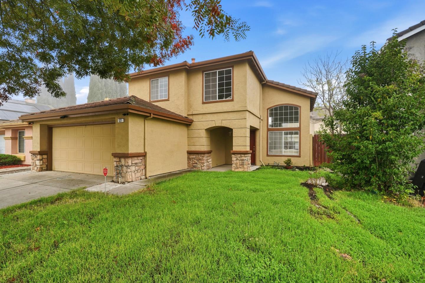 521 Leamon Street Tracy, CA 95376 - Photo 3 of 31 a view of a house with backyard and garden