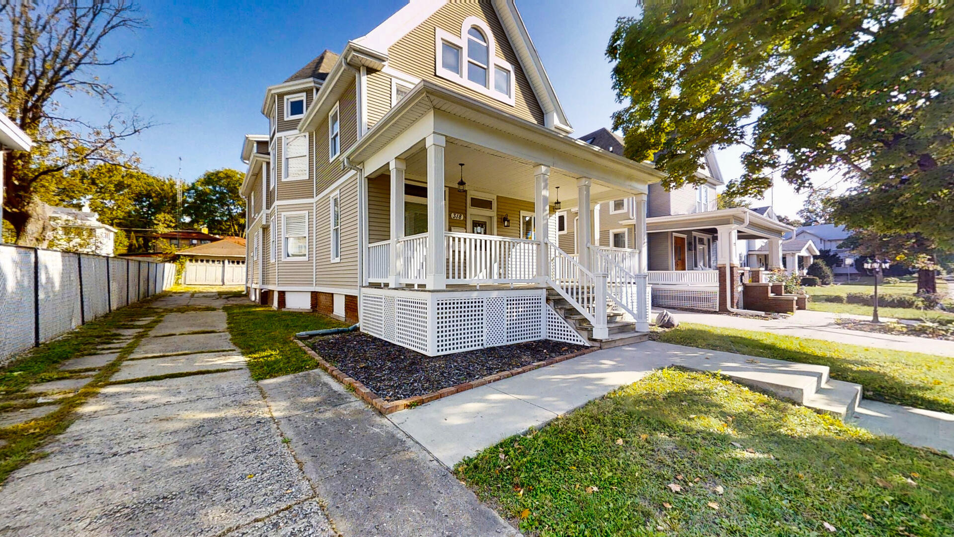 318 East Locust Street, Unit B Bloomington, IL 61701 - Photo 1 of 36