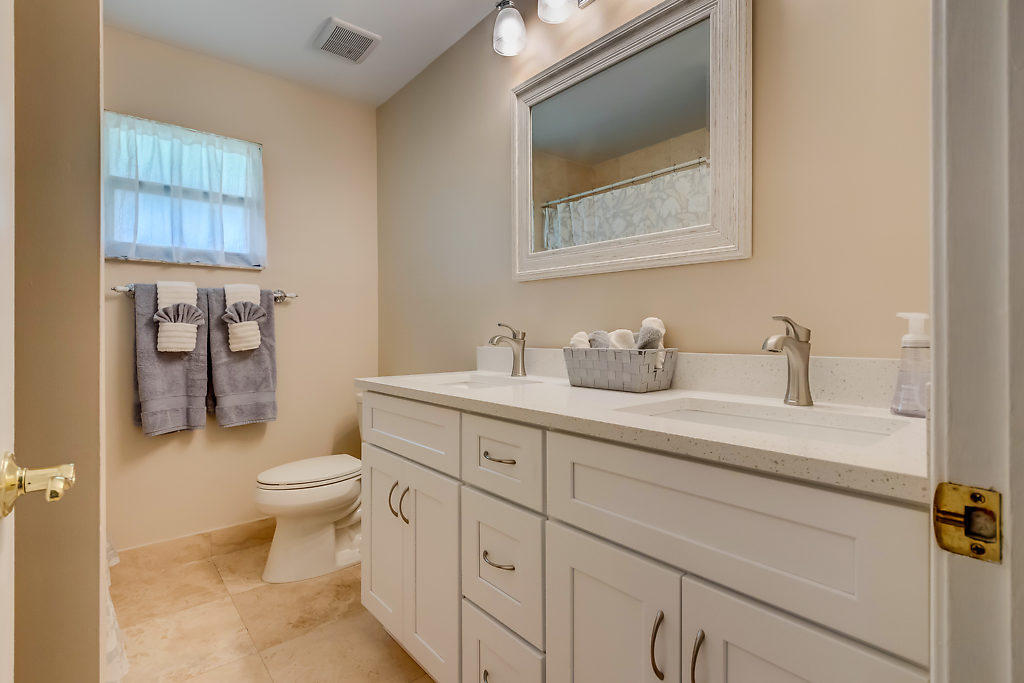 611 Eldorado Lane Delray Beach, FL 33444 - Photo 29 of 40 Guest Bathroom