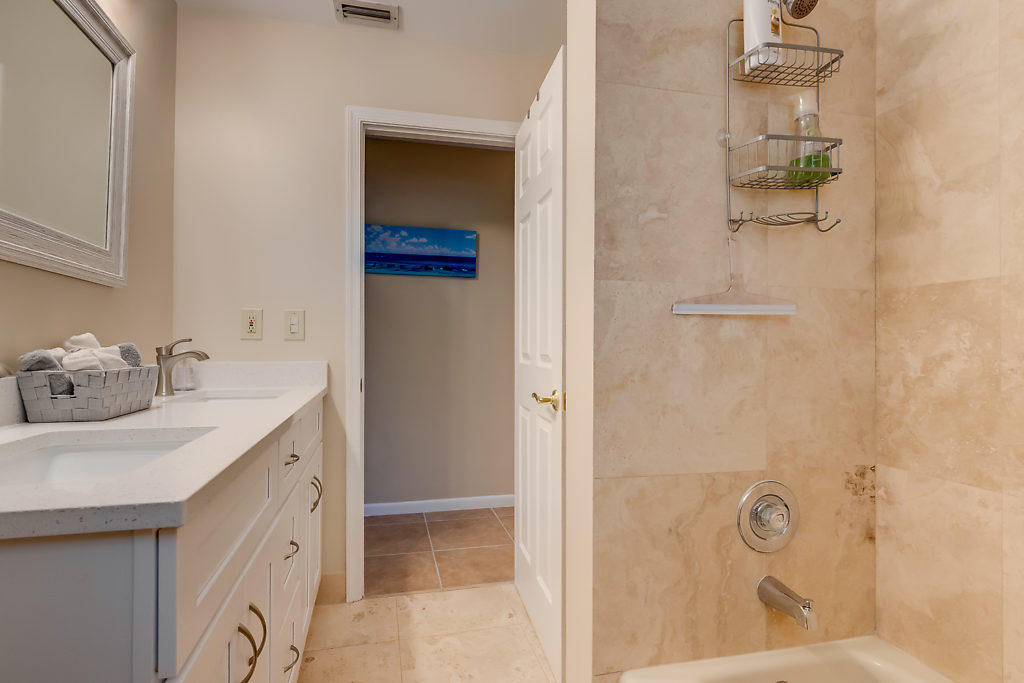 611 Eldorado Lane Delray Beach, FL 33444 - Photo 30 of 40 Guest Bathroom