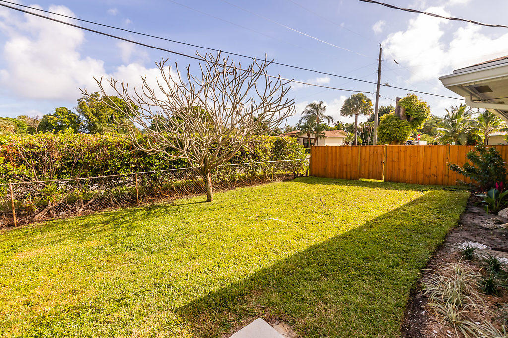 611 Eldorado Lane Delray Beach, FL 33444 - Photo 39 of 40 Large Back Yard East Side