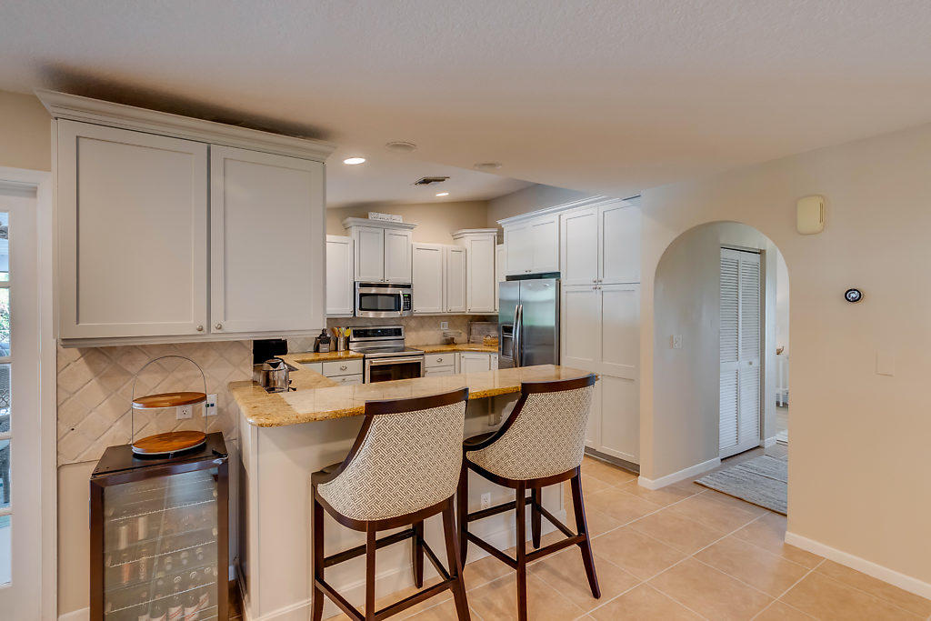 611 Eldorado Lane Delray Beach, FL 33444 - Photo 6 of 40 Kitchen