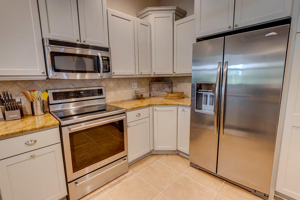 611 Eldorado Lane Delray Beach, FL 33444 - Photo 9 of 40 Kitchen