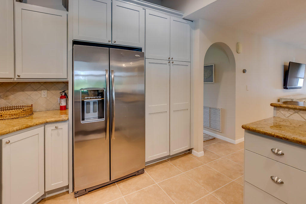 611 Eldorado Lane Delray Beach, FL 33444 - Photo 10 of 40 Kitchen