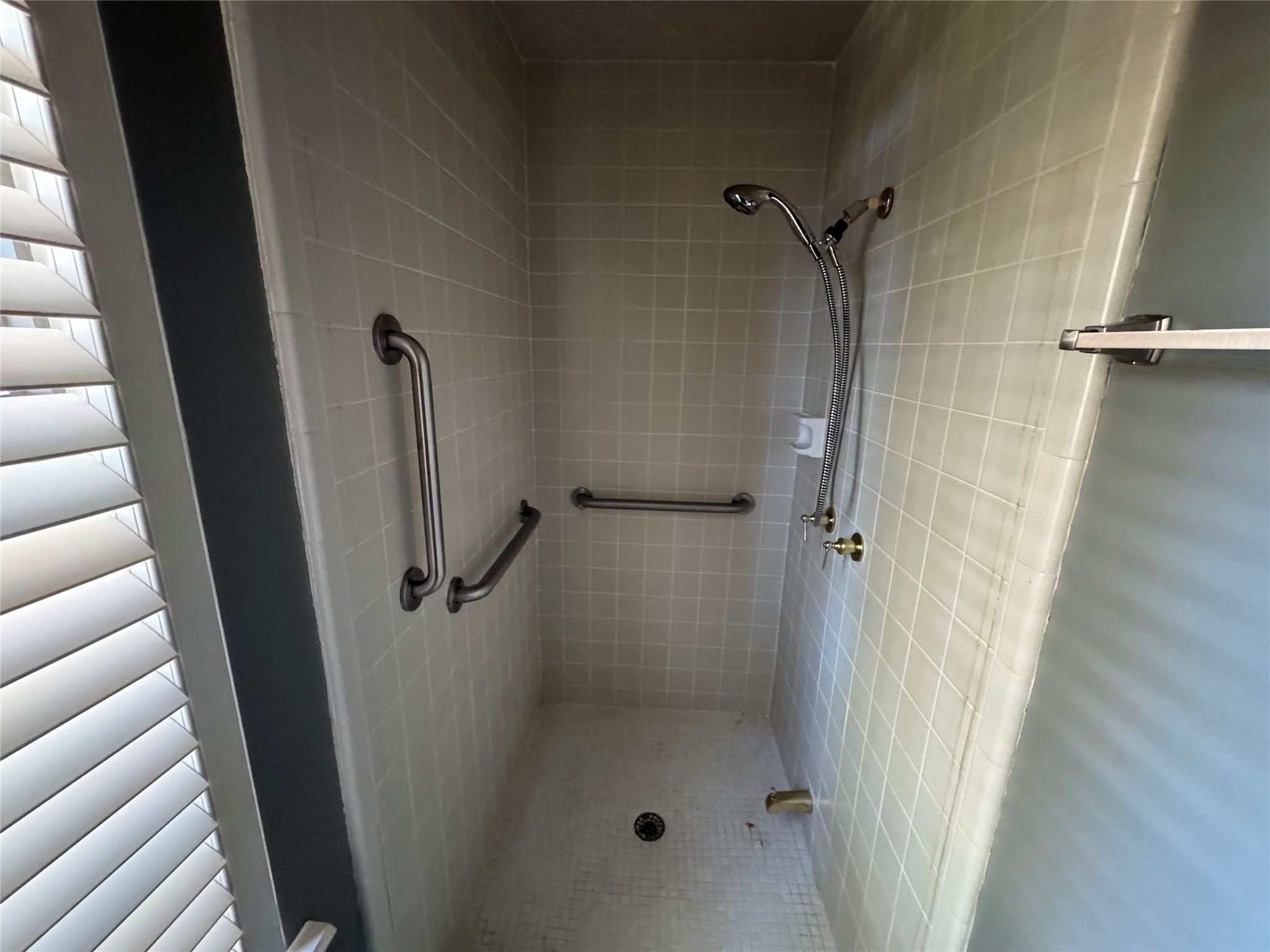 5223 Charnwick Court Houston, TX 77069 - Photo 20 of 28 a bathroom with a shower