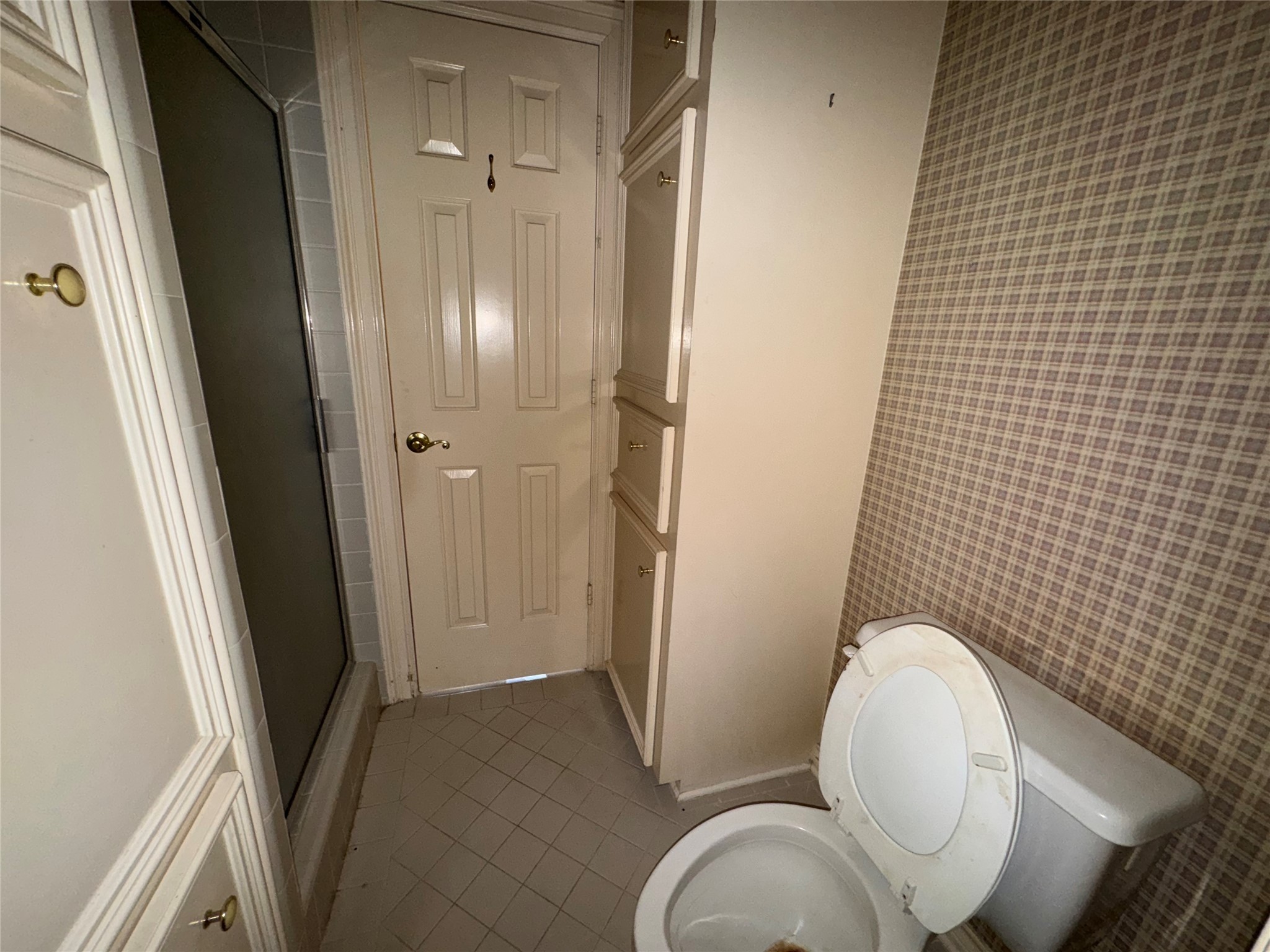 5223 Charnwick Court Houston, TX 77069 - Photo 21 of 28 a bathroom with a toilet and a mirror