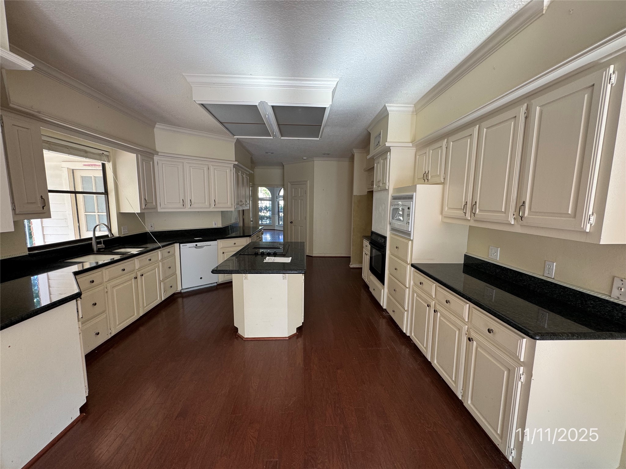 5223 Charnwick Court Houston, TX 77069 - Photo 3 of 28 Kitchen