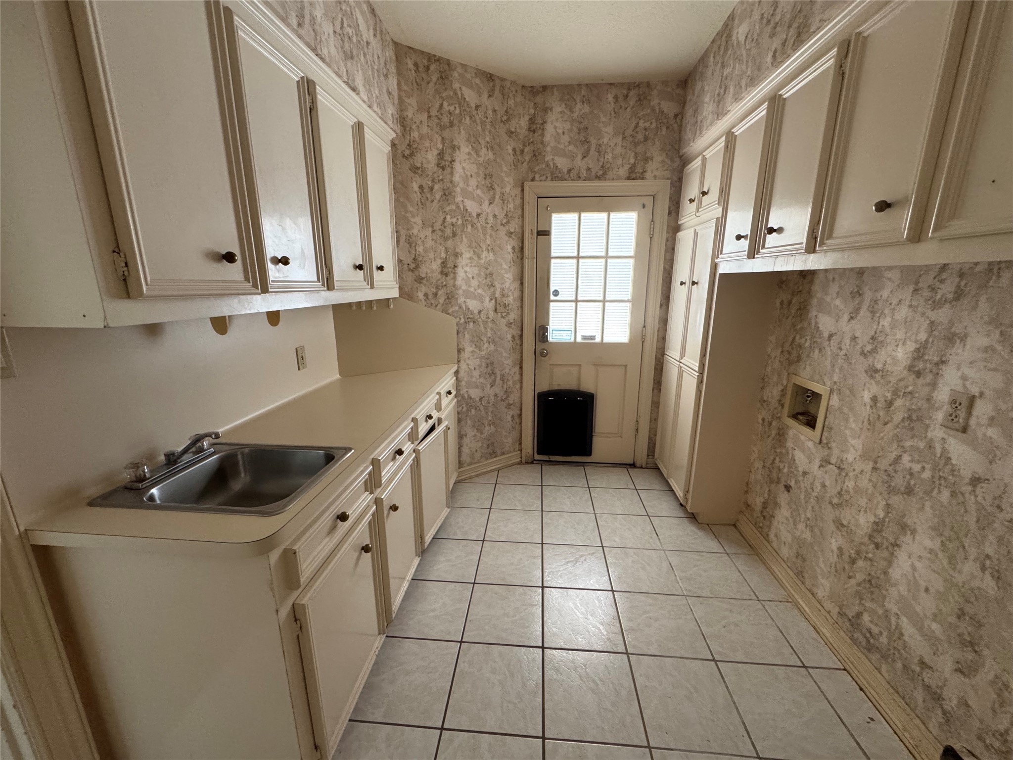5223 Charnwick Court Houston, TX 77069 - Photo 7 of 28 a kitchen with a sink a stove and cabinets
