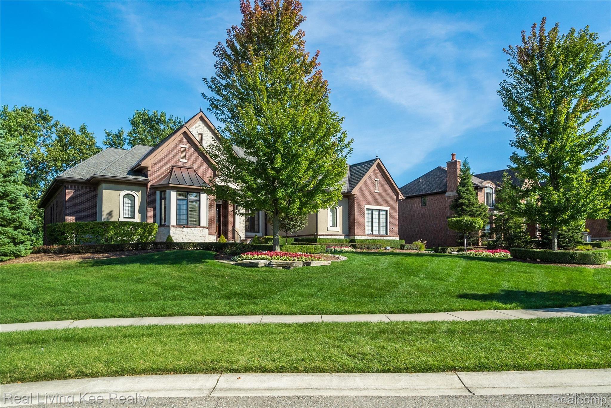 563 Wellington Circle Rochester, MI 48309 - Photo 5 of 68 Exteriors (6 of 20).jpg