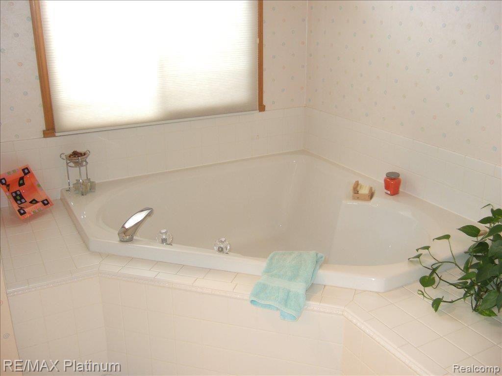 263 Conover Court Howell, MI 48843 - Photo 17 of 25 MASTER BATH JETTED TUB