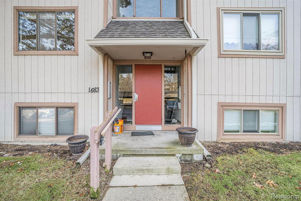 1683 Riverside Drive Rochester, MI 48309 - Photo 1 of 23