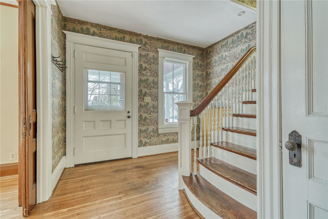 40 Stewart Street Rochester, NY 14620 - Photo 3 of 50 FOYER/ENTRY W/HARDWDS