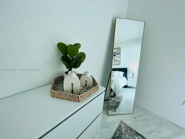 a en suite bathroom with a double vanity sink and mirror