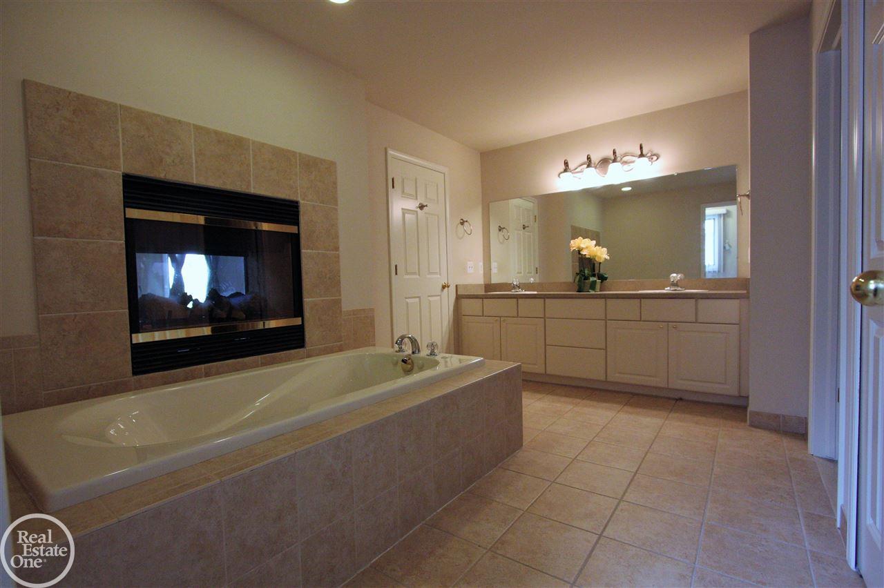 1061 Moran Drive Rochester, MI 48307 - Photo 27 of 40 31322878-26.JPG