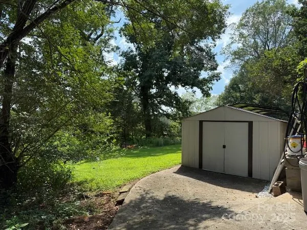 a view of a house with backyard and porch