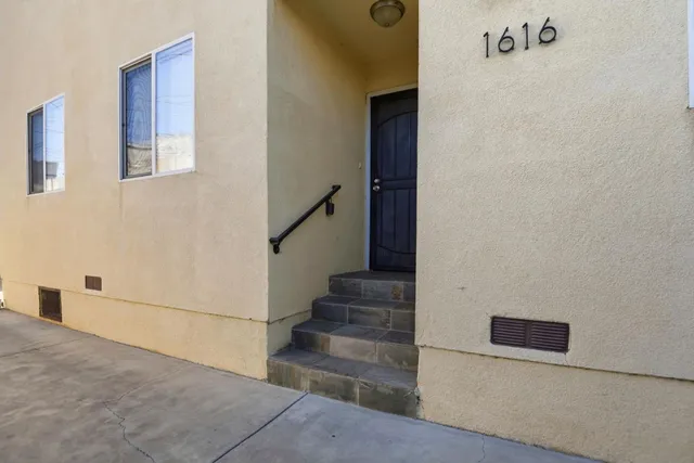 $3,775 | 1614 West 39th Place, Los Angeles, CA 90062