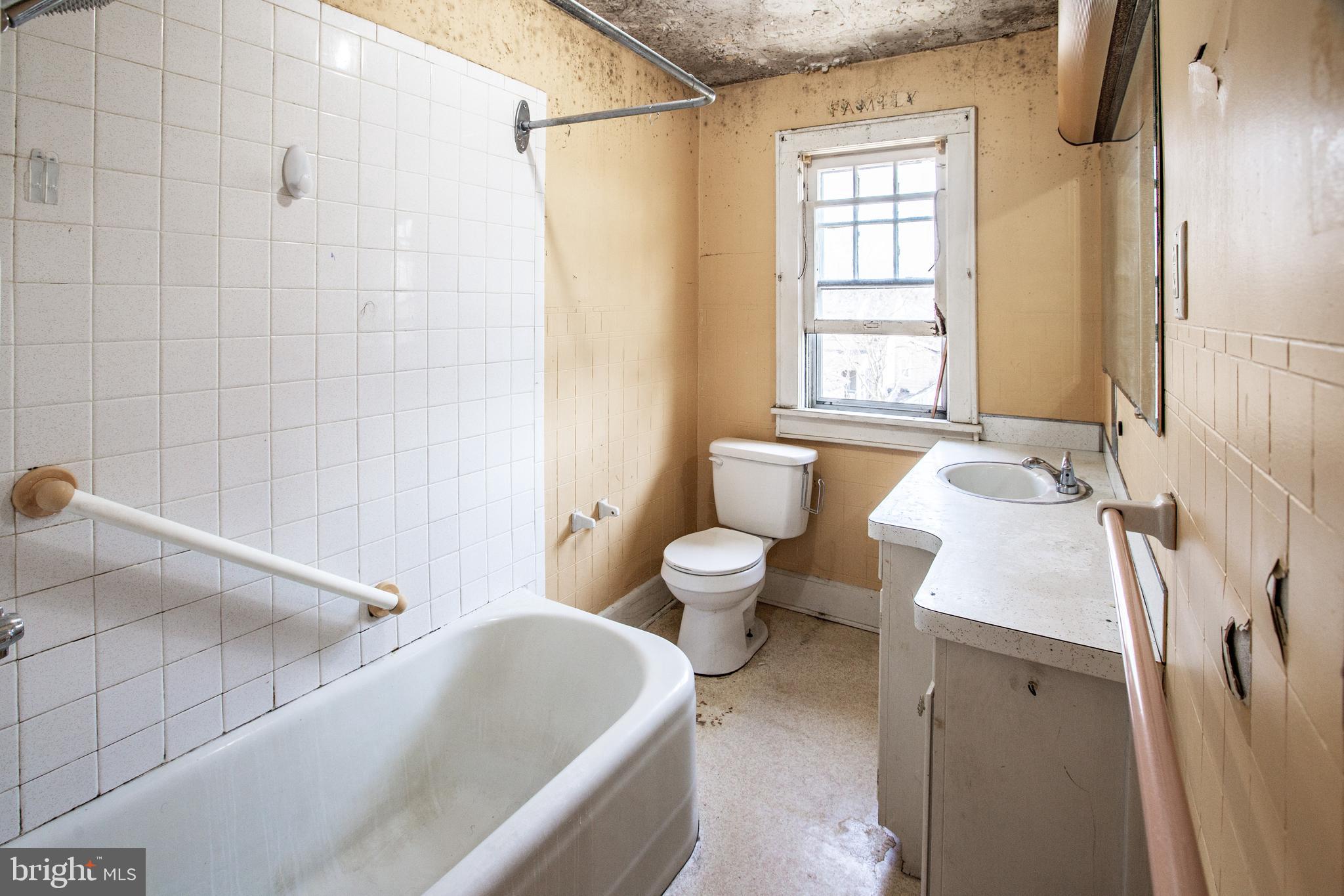 286 Morrison Avenue Salem, NJ 08079 - Photo 13 of 27 bathroom