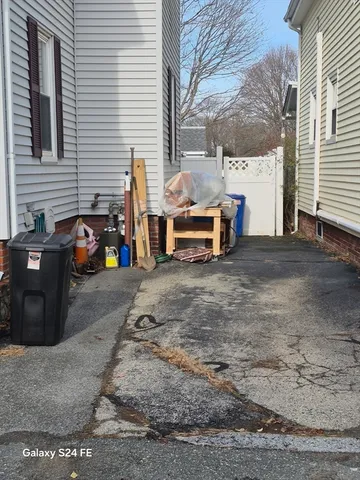 a view of a backyard