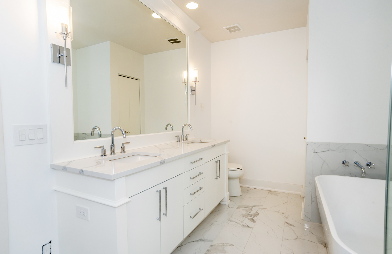450 Village Center Drive, Unit 315 Burr Ridge, IL 60527 - Photo 16 of 21 a bathroom with a double vanity sink mirror and bathtub