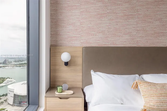 $9,000 | 159 Northeast 6th Street, Unit 3615, Miami, FL 33132