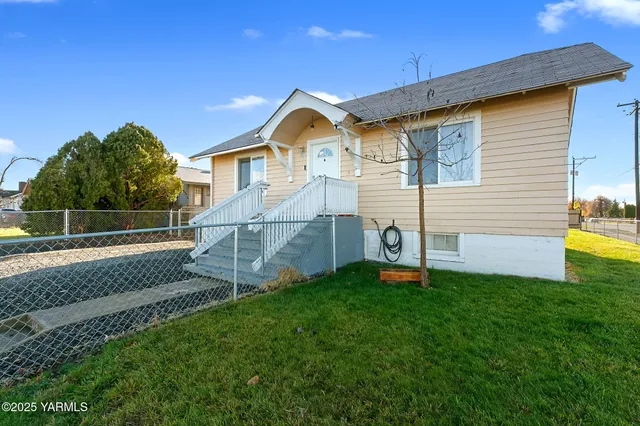 $259,500 | 419 West 3rd Street, Wapato, WA 98951