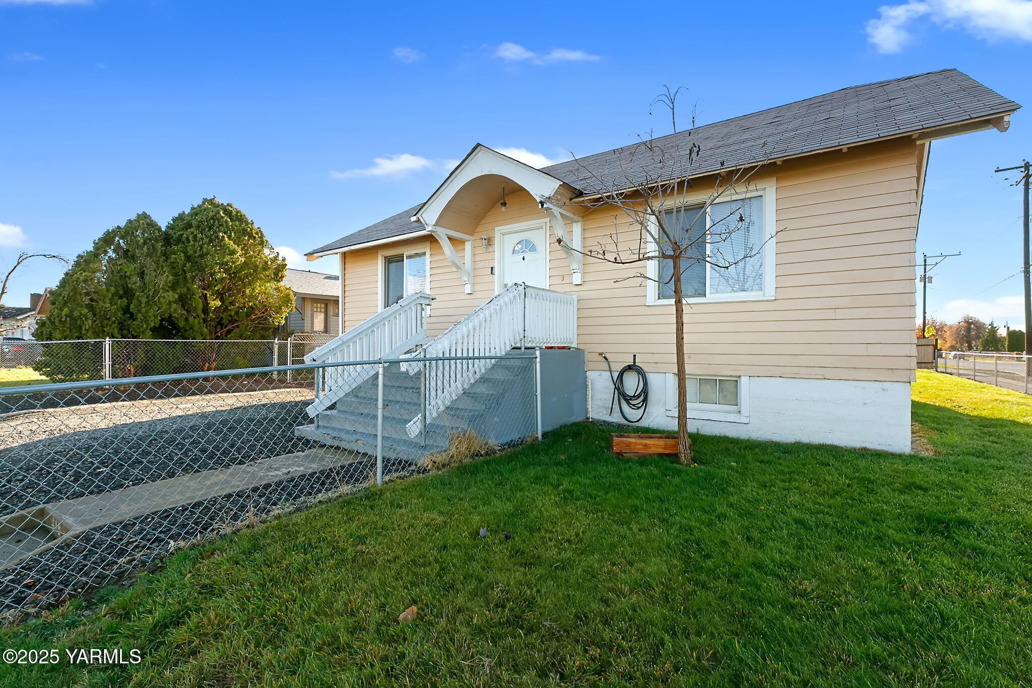 a view of a house with a yard