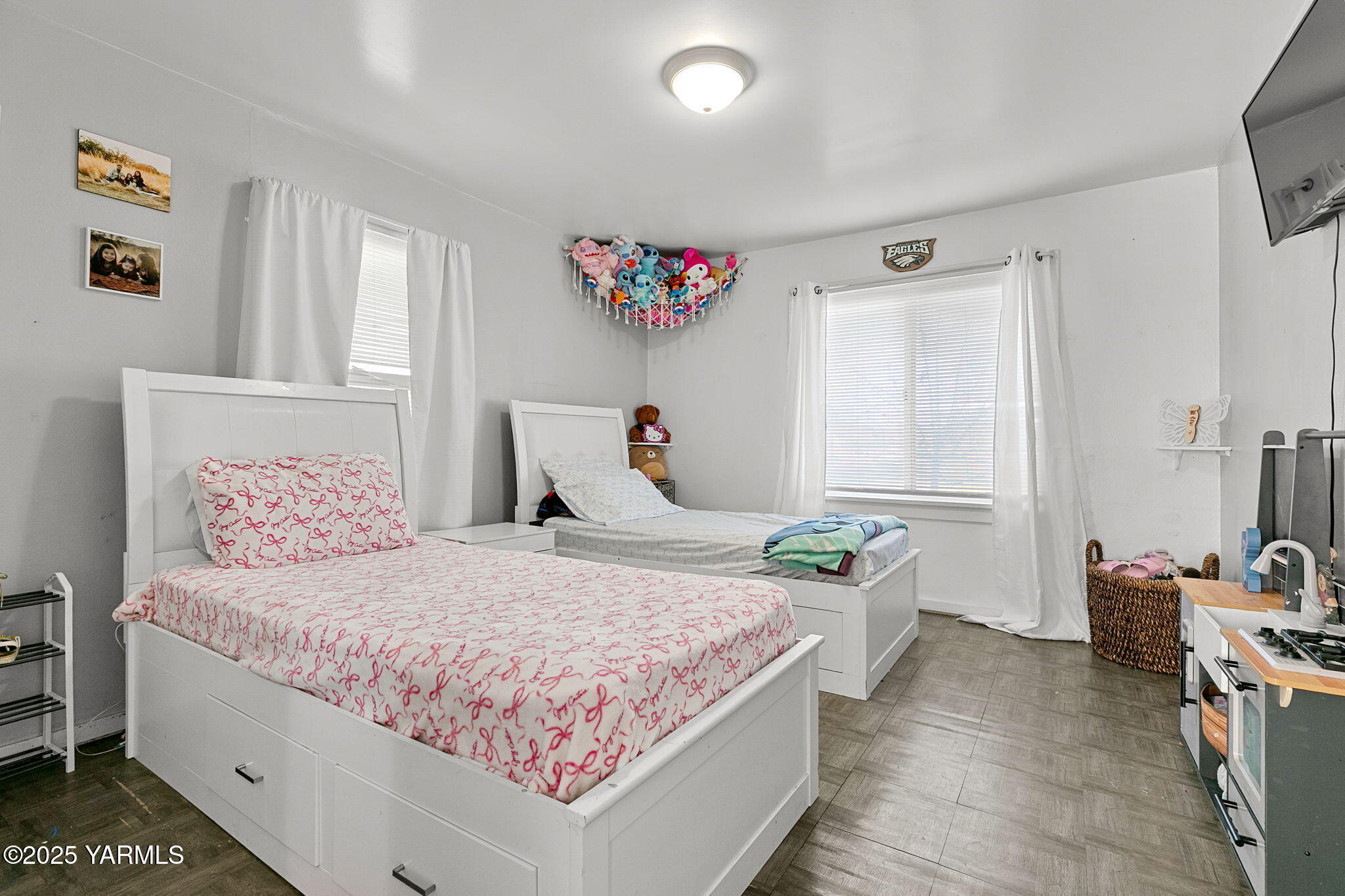 419 West 3rd Street Wapato, WA 98951 - Photo 15 of 19 a bedroom with a large bed and a window