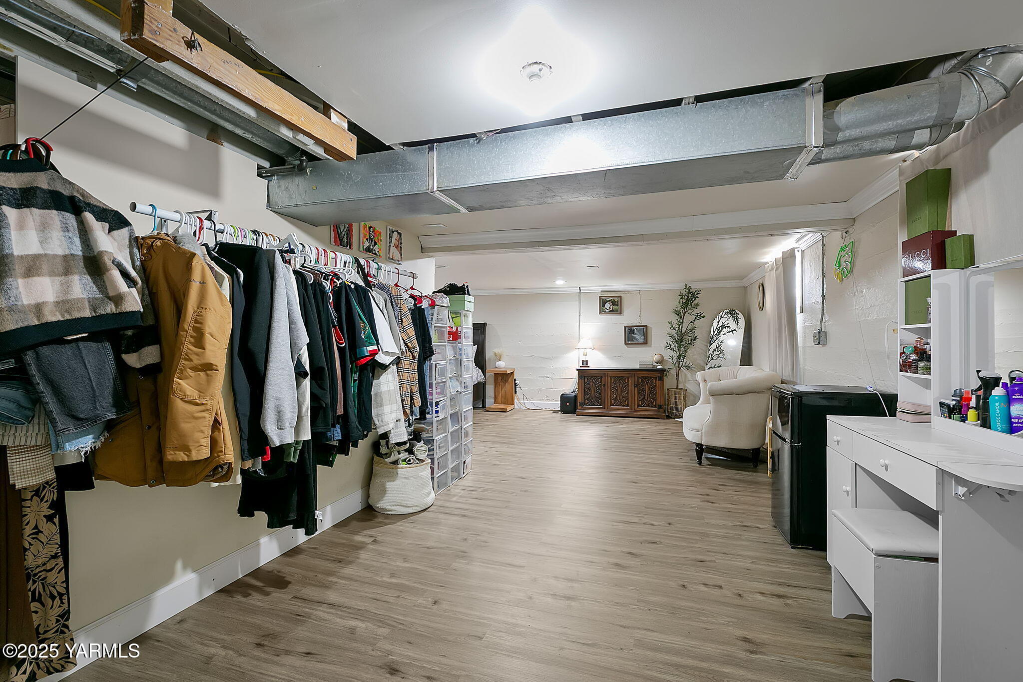 419 West 3rd Street Wapato, WA 98951 - Photo 18 of 19 a view of a walk in closet