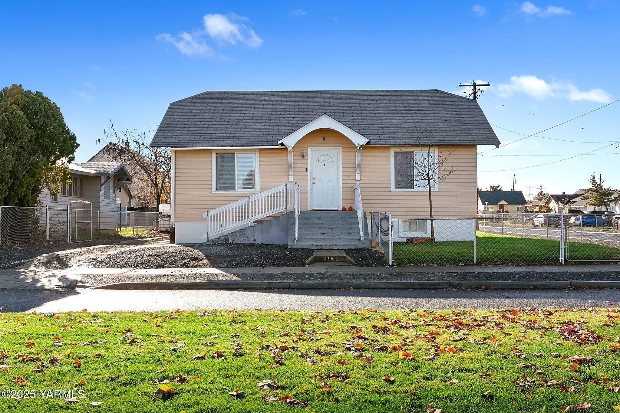 419 West 3rd Street Wapato, WA 98951 - Photo 2 of 19 a front view of a house with a yard