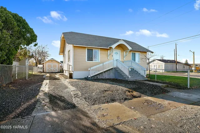 $259,500 | 419 West 3rd Street, Wapato, WA 98951